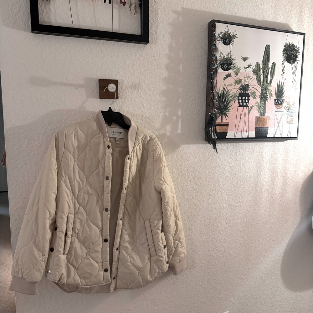 Like new cream puffer jacket! Perfect for crips fall days 🍂🍁